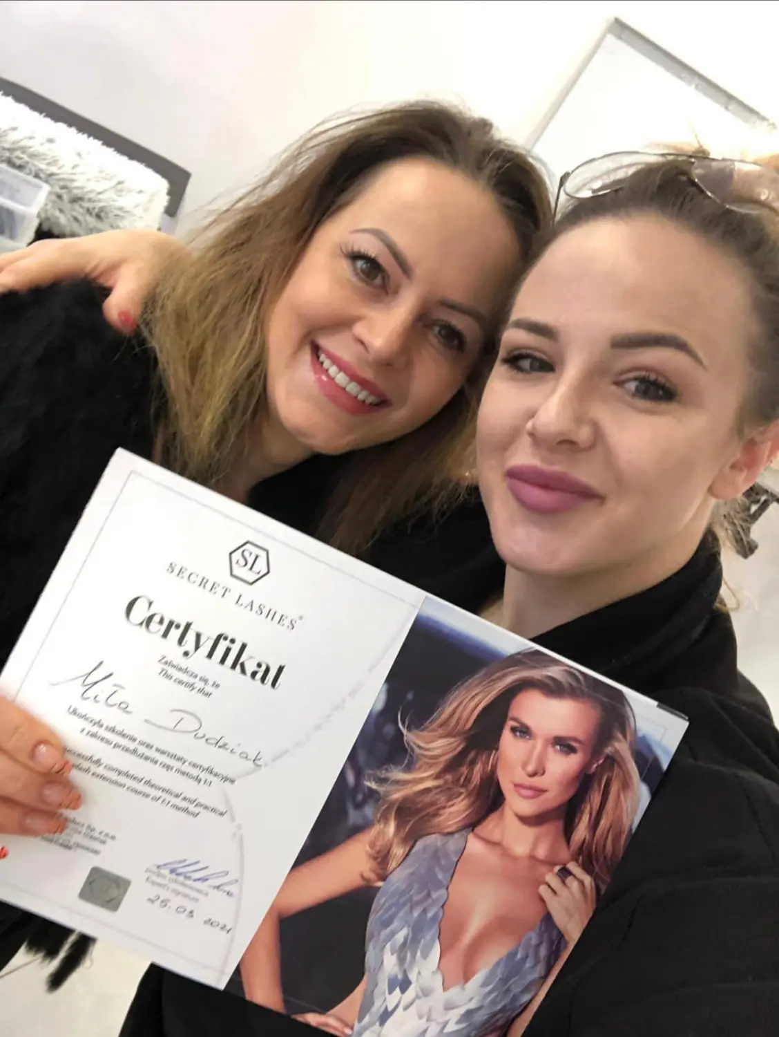 Milos Beauty Oasis - Milo Dudziak hält ein Zertifikat und steht mit einem Mädchen