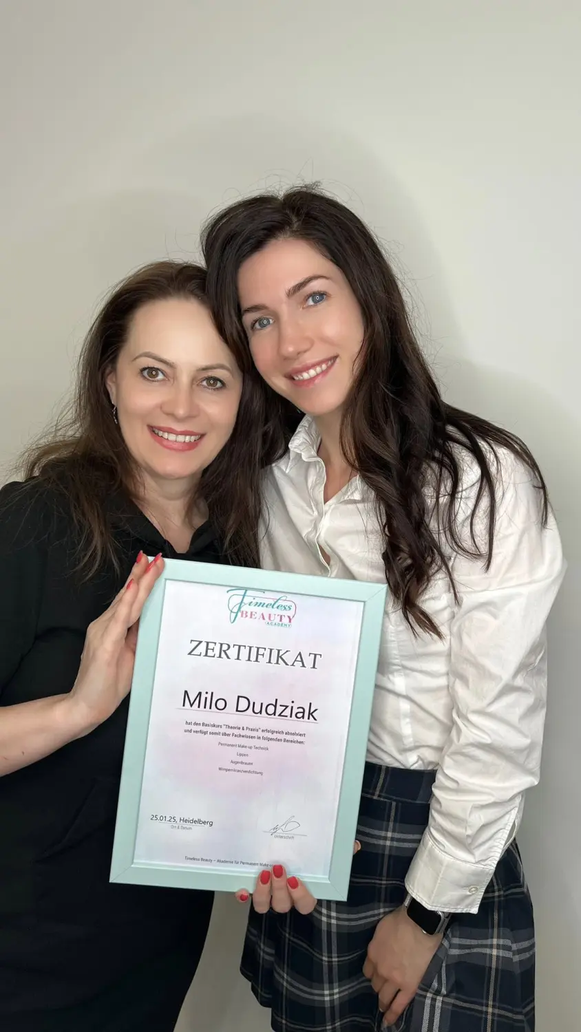 Milos Beauty Oasis - Milo Dudziak hält ein Zertifikat und steht mit einem Mädchen